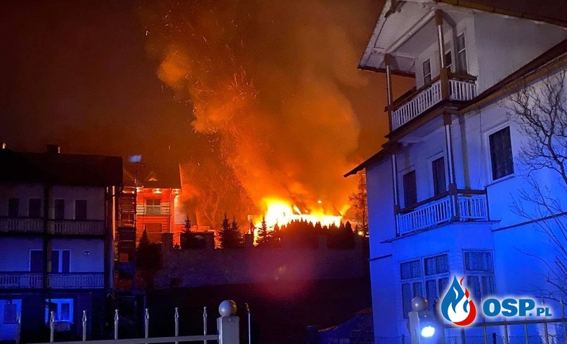 Groźny pożar w Szczawnicy. Spłonął samochód i budynek gospodarczy. OSP Ochotnicza Straż Pożarna