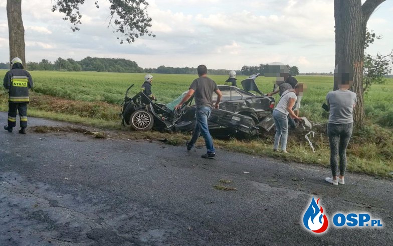 Wypadek BMW w Chróścinie. 20-letni kierowca rozbił samochód na drzewie. OSP Ochotnicza Straż Pożarna