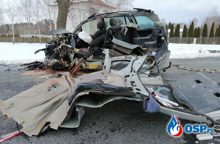 Samochód rozpadł się na części. 35-letni kierowca opla zginął na miejscu. OSP Ochotnicza Straż Pożarna