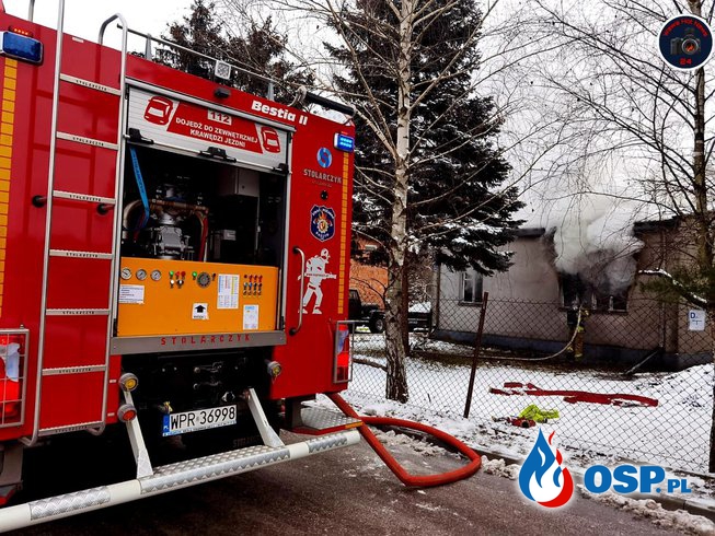 Groźny pożar domu z garażem pod Warszawą. Domniemany podpalacz zatrzymany przez policję. OSP Ochotnicza Straż Pożarna