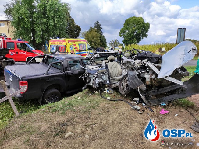 Tragiczny finał zderzenia 3 aut pod Przasnyszem. 34-latek zmarł mimo długiej reanimacji. OSP Ochotnicza Straż Pożarna