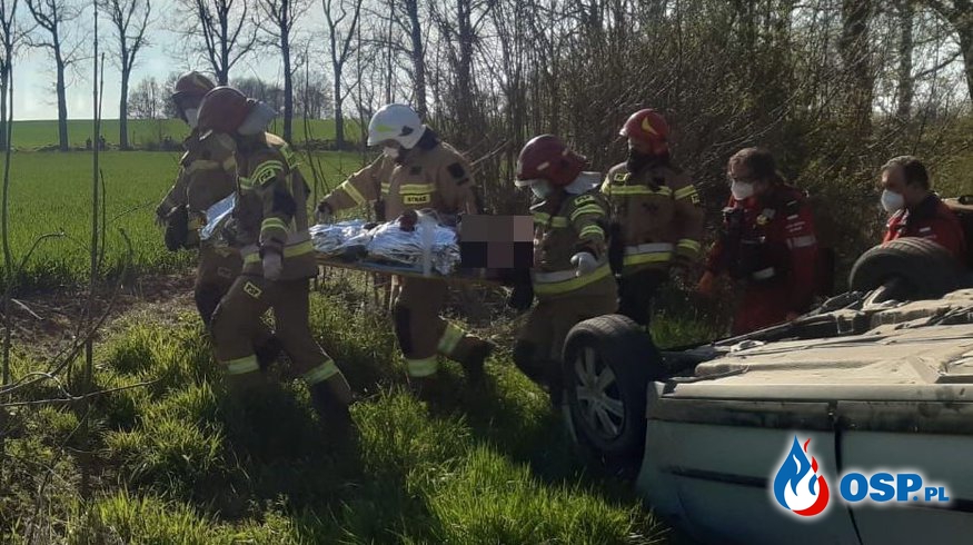 Poważny wypadek w Hajdukach Nyskich. Trzy osoby zostały ranne. OSP Ochotnicza Straż Pożarna