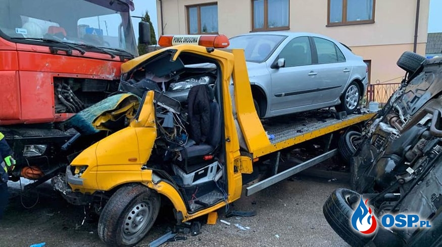 Czołowy wypadek lawety z samochodem ciężarowym. OSP Ochotnicza Straż Pożarna