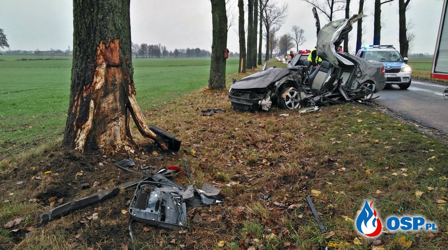 SAAB rozbił się na drzewie. 20-latek nie opanował samochodu na łuku drogi. OSP Ochotnicza Straż Pożarna