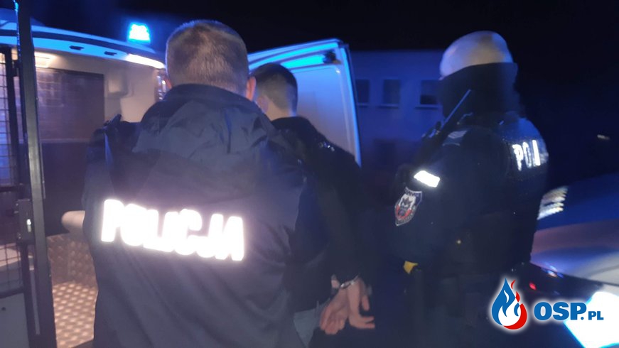 Pijany 17-latek staranował radiowóz uciekając przed policją. Pościg zakończył się na drzewie. OSP Ochotnicza Straż Pożarna