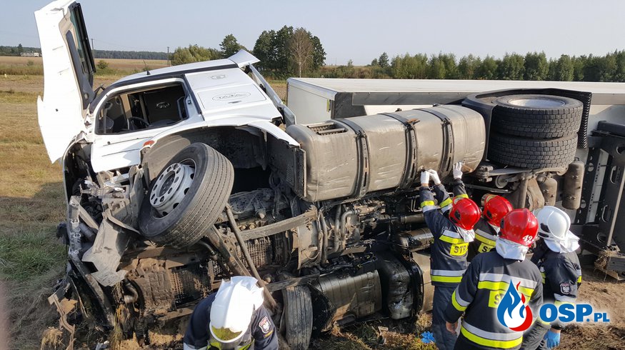 Wypadek pojazdu ciężarowego na autostradzie OSP Ochotnicza Straż Pożarna