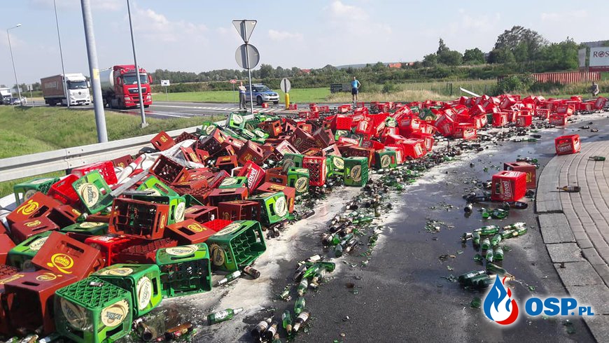 Kilka tysięcy butelek piwa wypadło z ciężarówki na rondzie w Prudniku OSP Ochotnicza Straż Pożarna