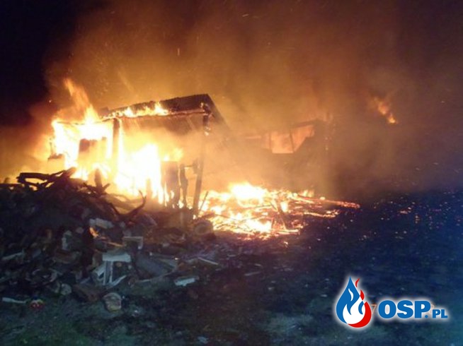 Nocny pożar w Baszkowie. Ogień strawił budynki gospodarcze. OSP Ochotnicza Straż Pożarna
