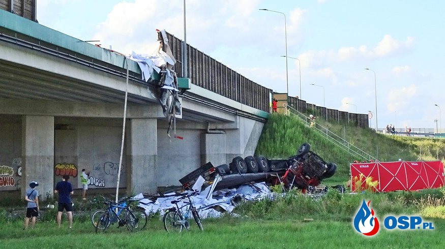 Ciężarówka spadła z wiaduktu, kierowca BMW uciekł. Tragiczny wypadek pod Warszawą. OSP Ochotnicza Straż Pożarna