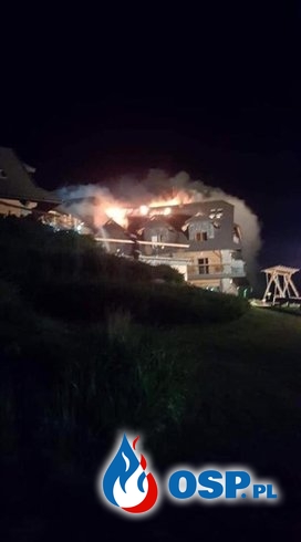 Groźny pożar hotelu. Ewakuowano gości, ogień gasiło 17 zastępów strażaków. OSP Ochotnicza Straż Pożarna