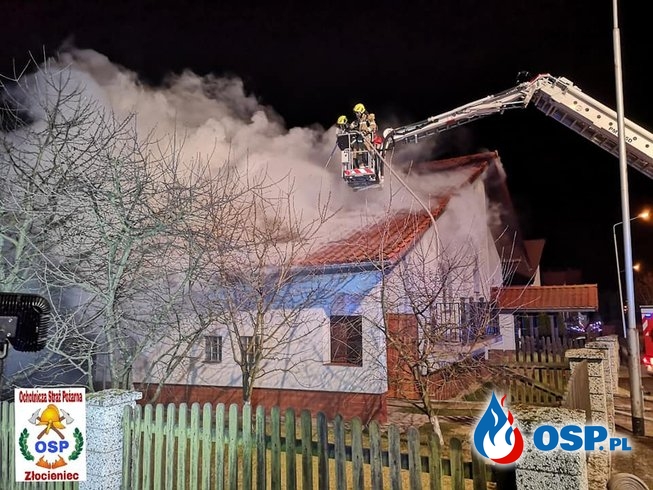 Pożar w sylwestrową noc. Szybka akcja pozwoliła obronić dom przed spaleniem. OSP Ochotnicza Straż Pożarna