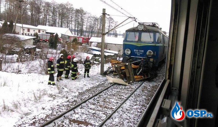 Wypadek ! W Starej Rokitni. Pociąg Uderzył w Ciągnik Rolniczy na Przejeździe kolejowym. OSP Ochotnicza Straż Pożarna