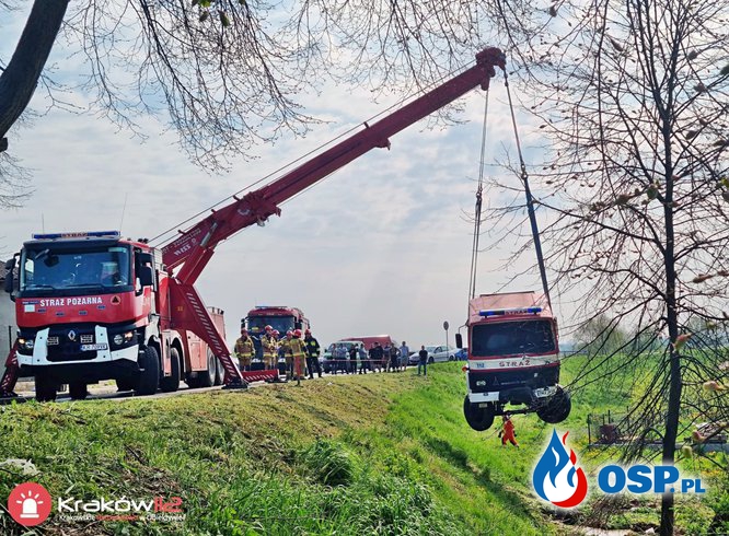 Wypadek wozu strażackiego w drodze do pożaru. Ranny strażak OSP. OSP Ochotnicza Straż Pożarna