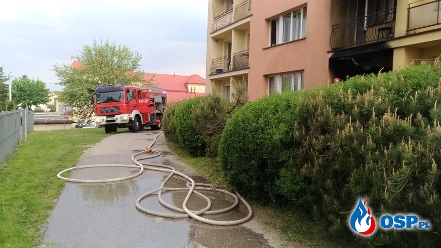 Tragiczny pożar mieszkania w Dąbrowie Tarnowskiej. Jedna osoba nie żyje, cztery ranne. OSP Ochotnicza Straż Pożarna