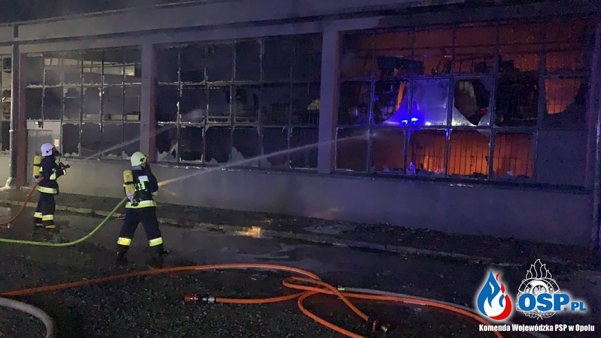 28 zastępów strażaków gasiło pożar fabryki mebli na Opolszczyźnie OSP Ochotnicza Straż Pożarna