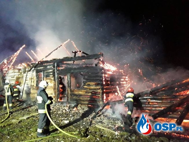Drewniany dom stanął w ogniu. Nocna akcja gaśnicza pod Nowym Sączem. OSP Ochotnicza Straż Pożarna