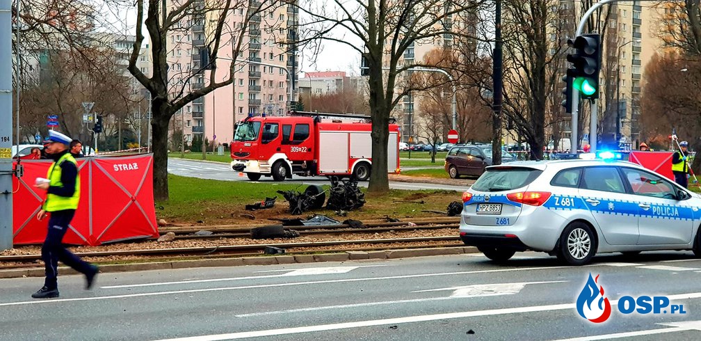 Audi uderzyło w słup i rozpadło się na części. Zginęło trzech młodych mężczyzn. OSP Ochotnicza Straż Pożarna