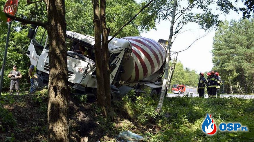 Wypadek betoniarki w Bydgoszczy. Kierowca został zakleszczony w kabinie. OSP Ochotnicza Straż Pożarna