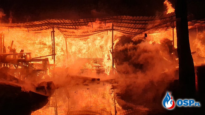 60 strażaków gasiło płonący tartak. Pożar wybuchł nad ranem w Starym Sączu. OSP Ochotnicza Straż Pożarna