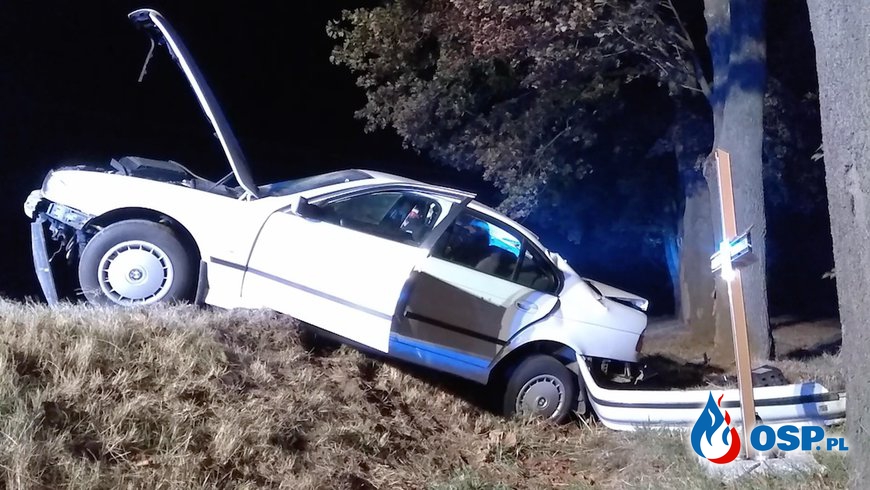Wypadek w Zalesiu Śląskim. BMW wypadło z drogi i uderzyło w drzewo. OSP Ochotnicza Straż Pożarna