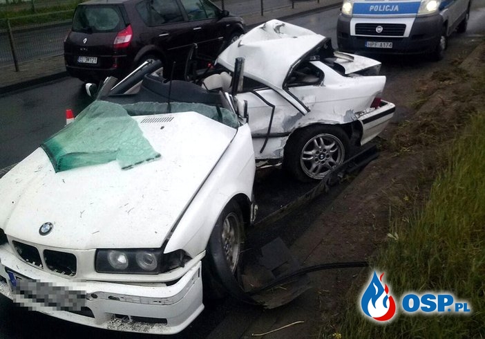 BMW owinęło się wokół słupa. 23-letni kierowca został ranny. OSP Ochotnicza Straż Pożarna