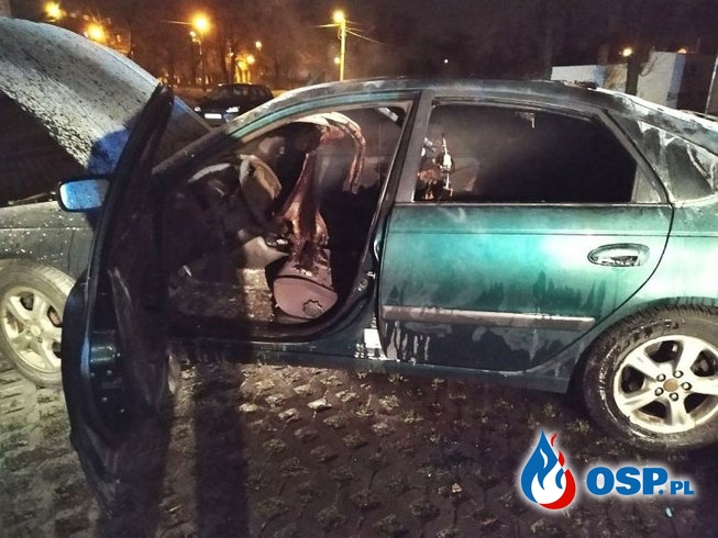 Pożar samochodu w Lublinie. Ktoś wrzucił do niego petardę? OSP Ochotnicza Straż Pożarna