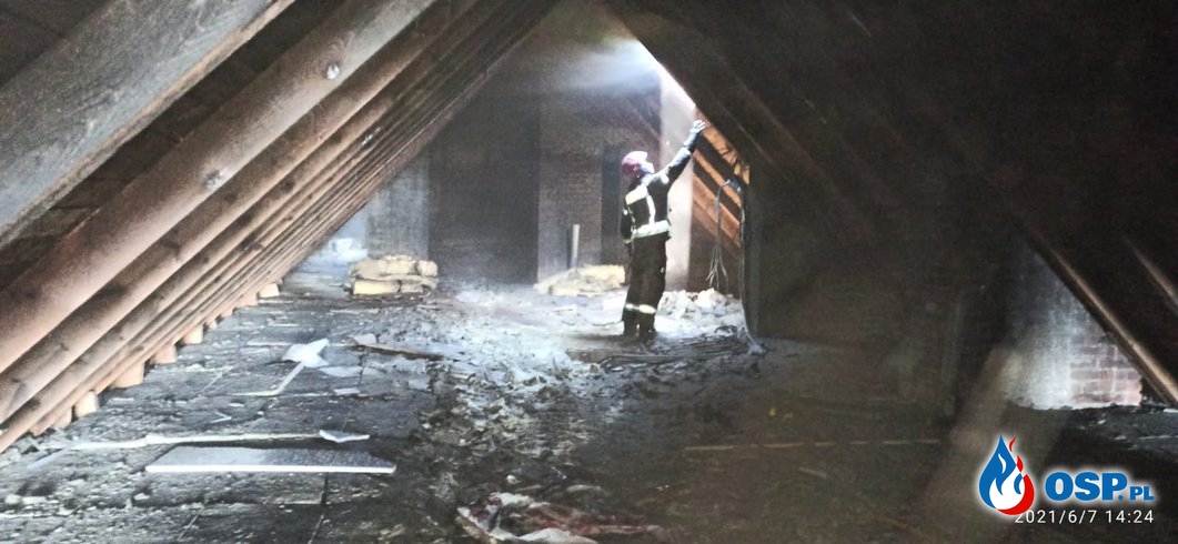 Pożar budynku mieszkalnego w centrum Zgierza. W akcji 12 zastępów strażaków. OSP Ochotnicza Straż Pożarna