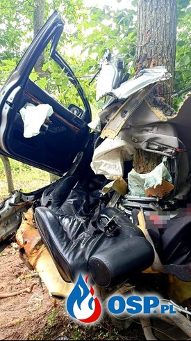 BMW owinęło się wokół drzewa. Po rannego 35-latka przyleciał śmigłowiec LPR. OSP Ochotnicza Straż Pożarna