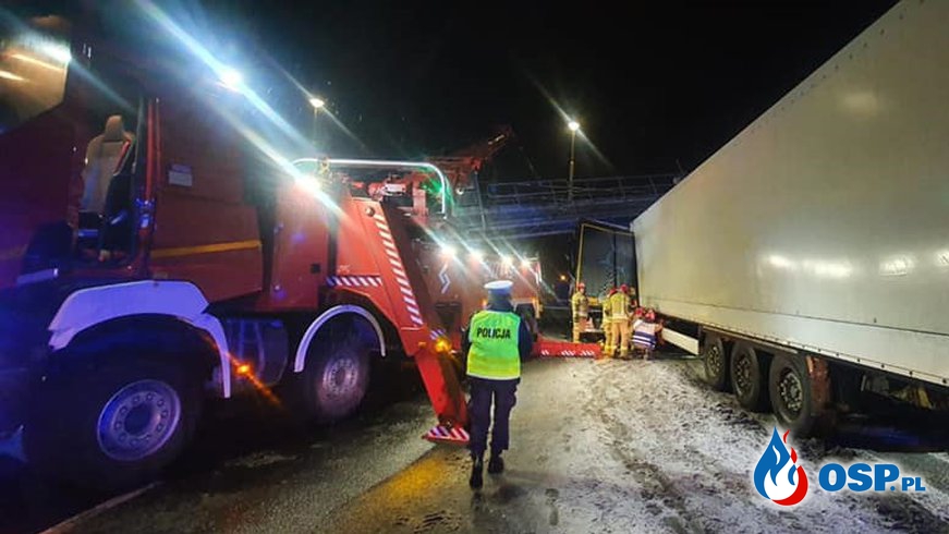 Zderzenie ciężarówek w Siedlcu, pojazdy uszkodziły bramownicę. Jeden z kierowców jest ranny. OSP Ochotnicza Straż Pożarna