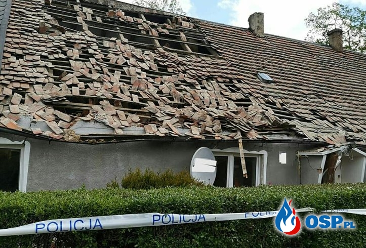 Wybuch gazu uszkodził budynek w Idzikowicach. Ranny mężczyzna. OSP Ochotnicza Straż Pożarna