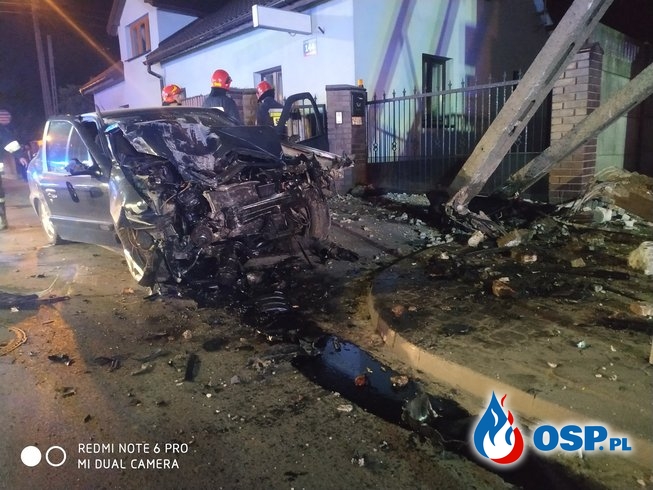 Auto staranowało słup energetyczny, 2 osoby są ranne OSP Ochotnicza Straż Pożarna