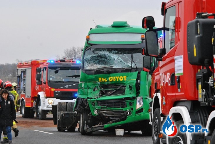 Zderzenie koparki z ciężarówką. W wypadku zginął 25-letni mężczyzna. OSP Ochotnicza Straż Pożarna