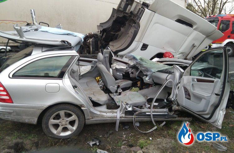 Kierowca mercedesa uwięziony po czołowym zderzeniu z ciężarówką! OSP Ochotnicza Straż Pożarna