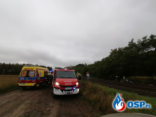 Auto stanęło w ogniu po zderzeniu z pociągiem. "Matka wyciągnęła z samochodu dwójkę dzieci". OSP Ochotnicza Straż Pożarna
