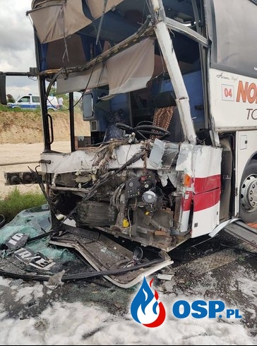 32 rannych po wypadku i pożarze na DK1. Zderzyły się ciężarówki i autobus. OSP Ochotnicza Straż Pożarna