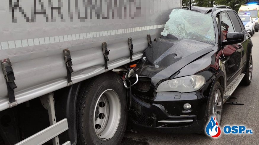 BMW wbiło się w tył ciężarówki. 18-letni kierowca cudem uszedł z życiem. OSP Ochotnicza Straż Pożarna