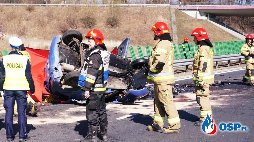 Dwie osoby nie żyją, trzy są ranne. Czołowe zderzenie dwóch aut na drodze ekspresowej. OSP Ochotnicza Straż Pożarna