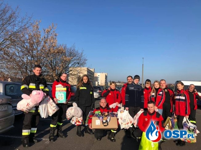 Strażacy-Mikołaje odwiedzili dzieci w szpitalu. Nie zapomnieli o prezentach. OSP Ochotnicza Straż Pożarna