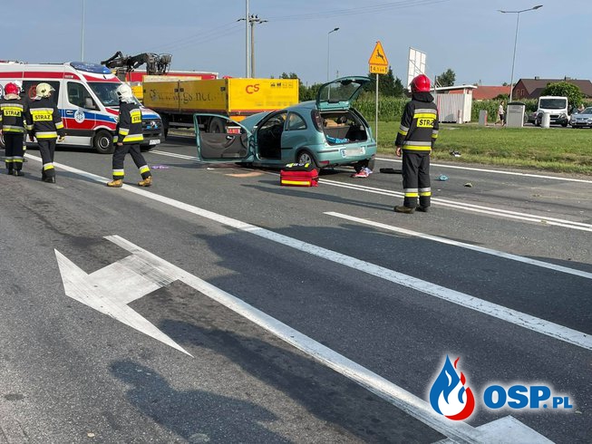 Kierowca opla wyjechał wprost przed ciężarówkę. Groźny wypadek na obwodnicy Opola. OSP Ochotnicza Straż Pożarna