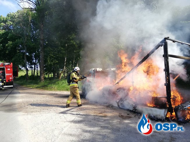 Pożar samochodu dostawczego. Auto stanęło w ogniu na lokalnej drodze. OSP Ochotnicza Straż Pożarna