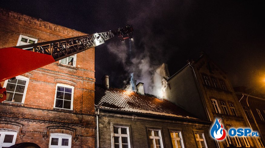 Pożar kamienicy w centrum Ełku. Przyczyną mógł być nieszczelny komin. OSP Ochotnicza Straż Pożarna