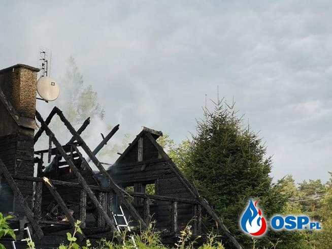 Drewniany dom w ogniu. W akcji 9 zastępów strażaków. OSP Ochotnicza Straż Pożarna