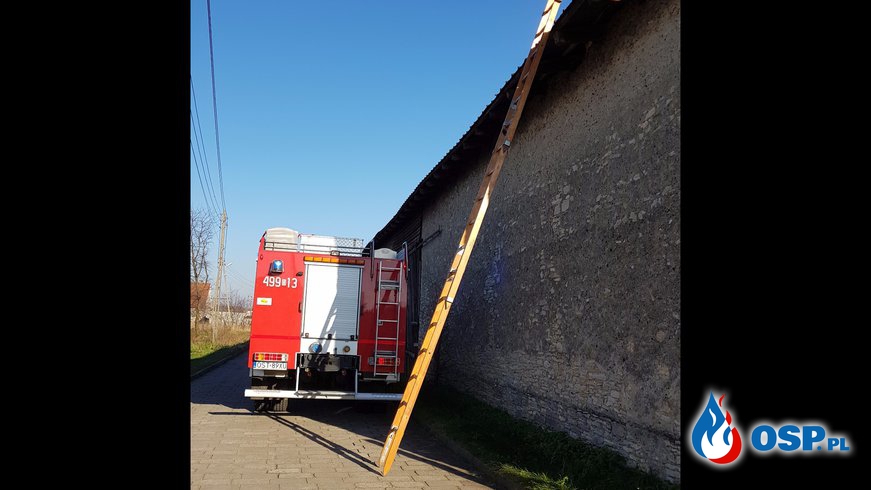 Blacha zwisająca nad drogą w Otmicach OSP Ochotnicza Straż Pożarna