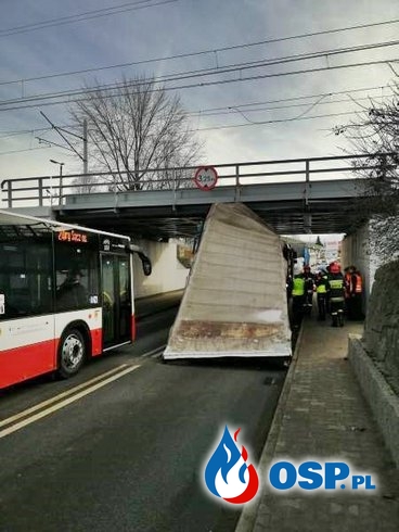 Ciężarówka "nie zmieściła się" pod wiaduktem. Akcja strażaków w Nowym Sączu. OSP Ochotnicza Straż Pożarna