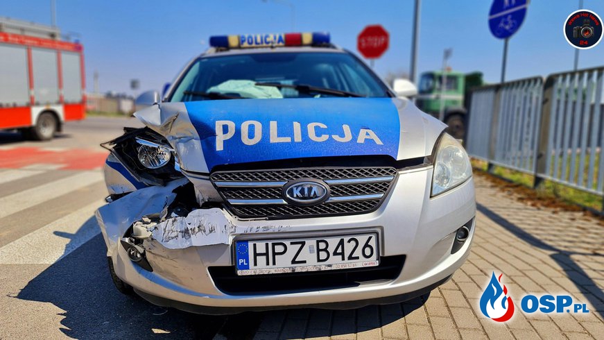 BMW zderzyło się z radiowozem policji. Wypadek pod Warszawą. OSP Ochotnicza Straż Pożarna