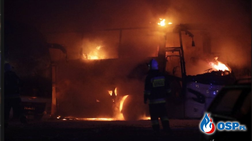 3 autobusy doszczętnie spłonęły. Pożar w zajezdni autobusów w Krośnie. OSP Ochotnicza Straż Pożarna