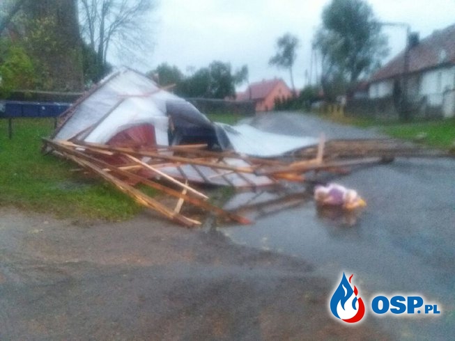 Zerwane poszycie dachowe w Klępiczu OSP Ochotnicza Straż Pożarna
