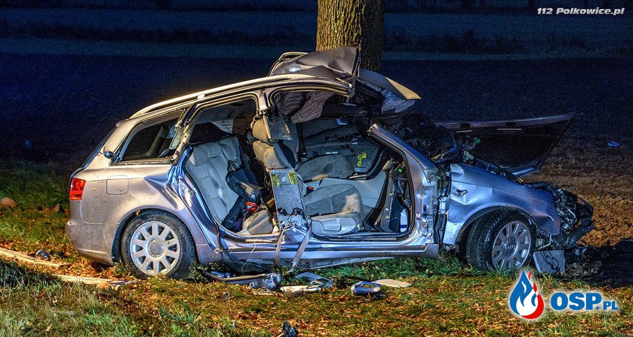 Audi owinęło się wokół drzewa. Kierowca walczy o życie! OSP Ochotnicza Straż Pożarna