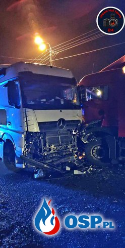 Kierowca ciężarówki uwięziony w kabinie po wypadku pod Piasecznem OSP Ochotnicza Straż Pożarna
