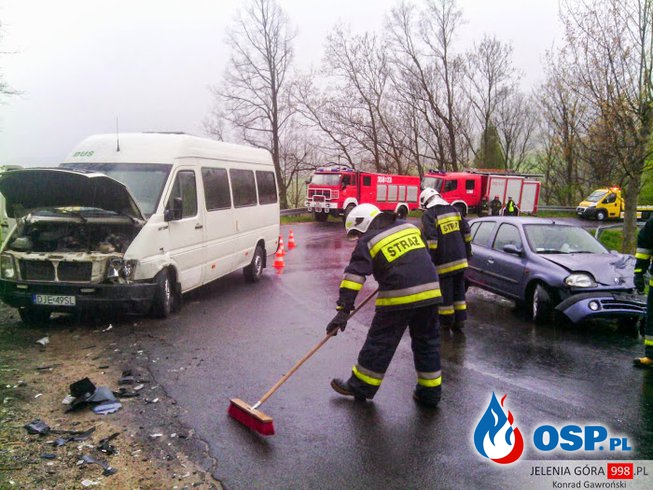 Dziwiszów: Zderzenie busa z osobówką na Kapelli. OSP Ochotnicza Straż Pożarna